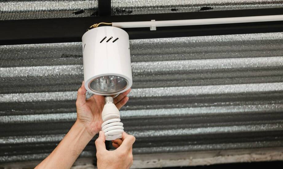 Kiedy zamiennik LED pasuje do starej oprawy świetlówkowej, a kiedy wymaga zmian w instalacji