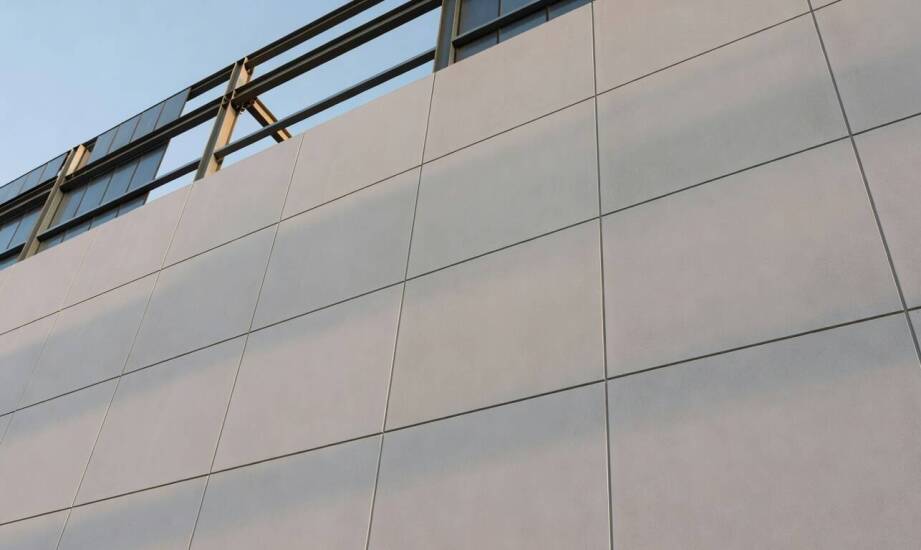 Jak prefabrykowana elewacja z betonu architektonicznego współgra z konstrukcją obiektów przemysłowych