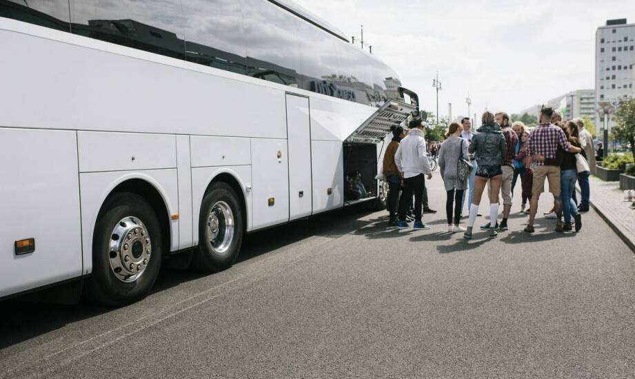 Jak zaplanować transport grupy w Warszawie, by dopasować pojazd do celu i budżetu wyjazdu
