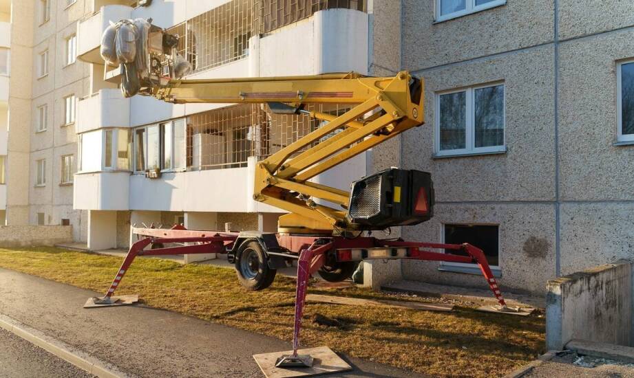 Jak pochyły dojazd i warunki gruntu zmieniają dobór zwyżki do zadania