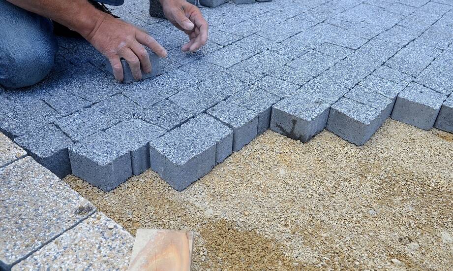 Jak kostka, płyty i obrzeża składają się na spójny układ nawierzchni przy domu