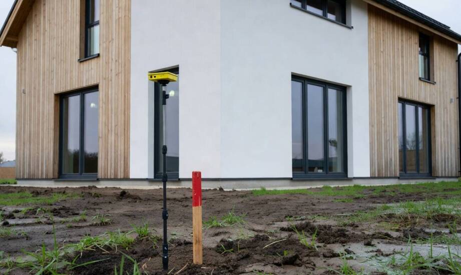 Nowy dom z oferty deweloperskiej — które dokumenty geodezyjne porządkują transakcję i odbiór