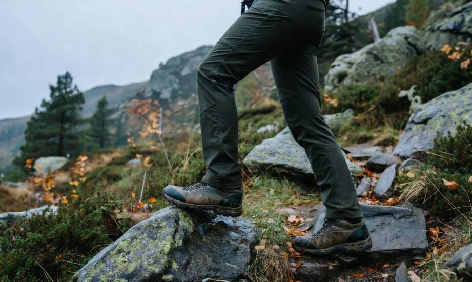 Damskie spodnie na trekking — jak dobrać krój do pogody, terenu i intensywności marszu