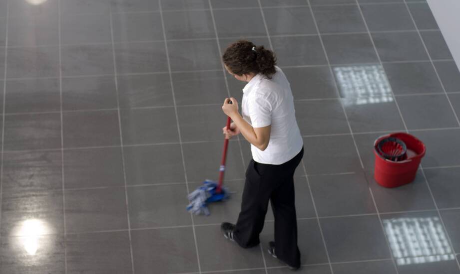 Dlaczego preparat do podłóg dla obiektów o dużym ruchu wymaga innej formuły niż domowy