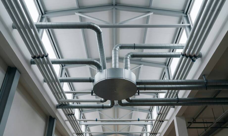 Jak wentylator dachowy wpływa na odzyskiwanie energii z powietrza usuwanego w obiektach przemysłowych