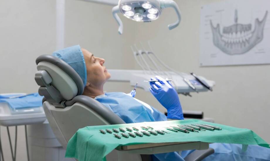 Jak wygląda chirurgiczne wszczepienie implantów u pacjenta bez zębów — od nacięcia do szwów