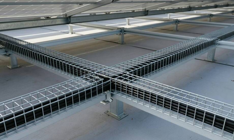 Jak połączyć trasy kablowe z konstrukcją nośną instalacji PV, żeby uniknąć kolizji