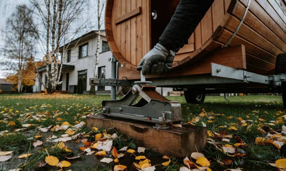 Jak przygotować ogród i dojazd pod saunę na przyczepie przed wynajmem