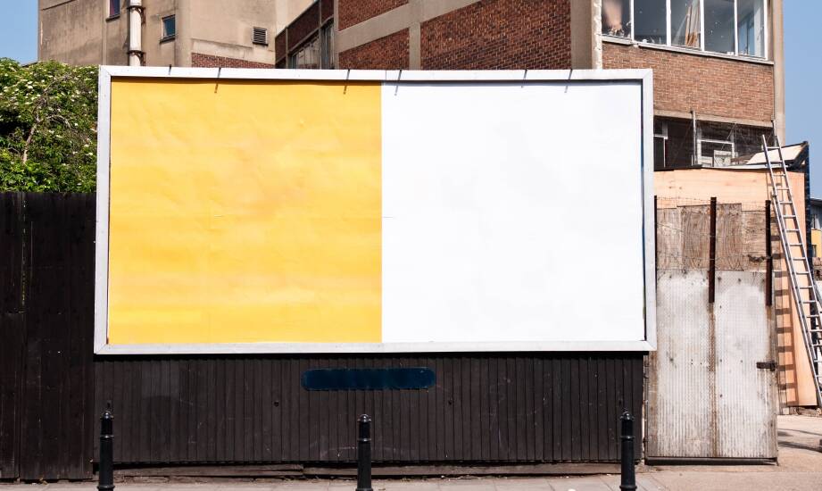 Od czego zależy dobór banera reklamowego do warunków zewnętrznych nad morzem