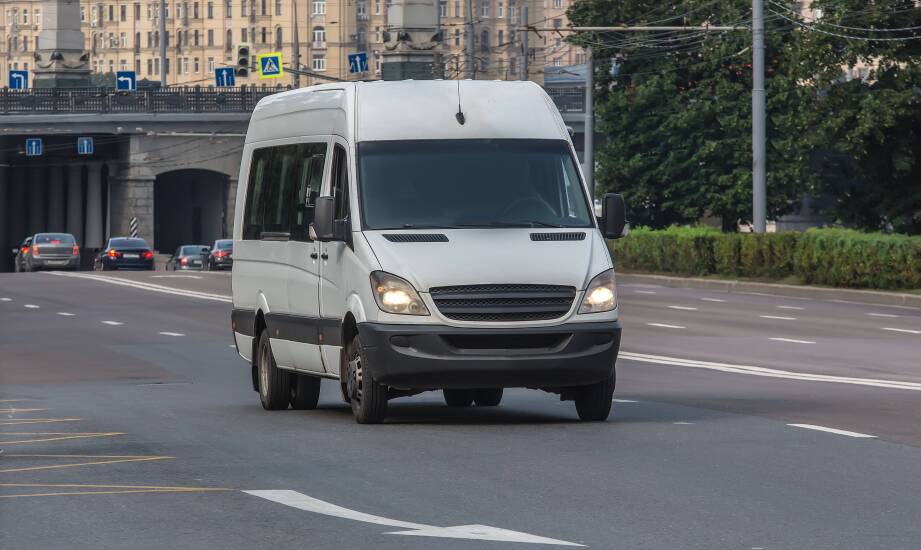 Bus zastępczy po kolizji — kiedy przysługuje i jak działa rozliczenie z ubezpieczycielem