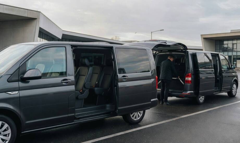 Jak oszacować koszt transportu 20 osób, gdy trzeba podzielić grupę na dwa busy
