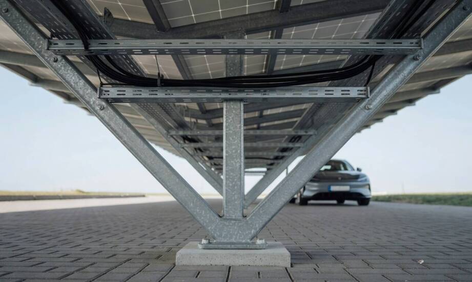 Od czego zależy koszt carportu PV, gdy w grę wchodzi konstrukcja i prowadzenie kabli