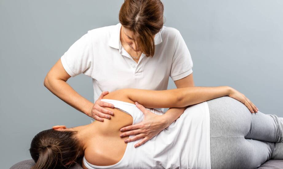 Pierwsza konsultacja terapii manualnej przy wadach postawy: co terapeuta ocenia przed dobraniem technik