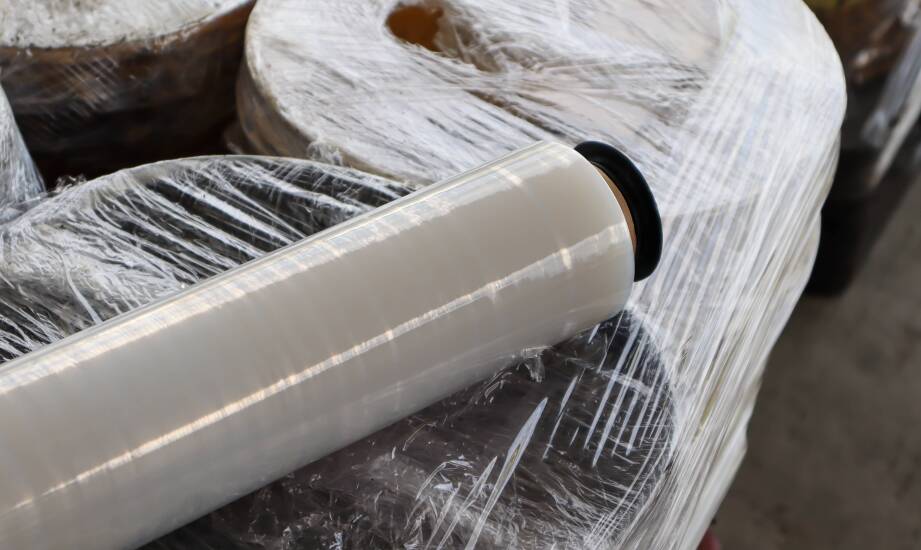 Dlaczego folia stretch i bąbelkowa chronią towar na dwa różne sposoby