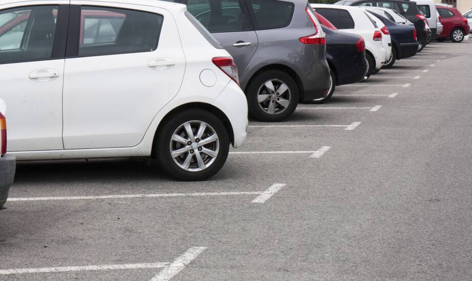 Dlaczego bezpłatny parking przy hotelu zmienia organizację pobytu przy dojazdach samochodem do Wrocławia