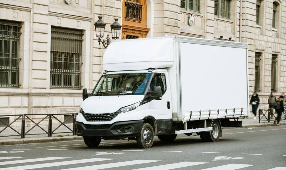 Jak warszawskie ograniczenia emisji zmieniają dobór ciężarówki Mercedes-Benz do pracy w mieście