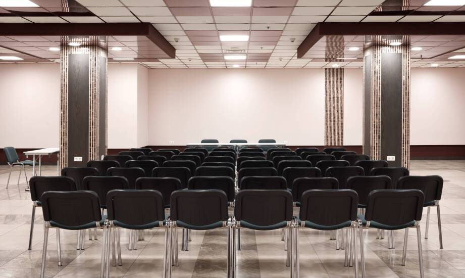 Jak dobrać hotelowe zaplecze do konferencji i integracji firmowej, by nie dzielić wydarzenia na kilka miejsc
