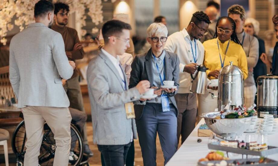 Jak zaplanować serwis gastronomiczny podczas konferencji, by przerwy nie zakłóciły programu