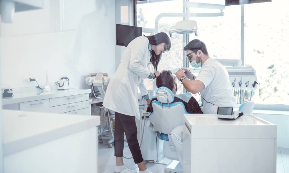 Od diagnostyki do przymiarki — jak przebiega wykonanie korony lub protezy