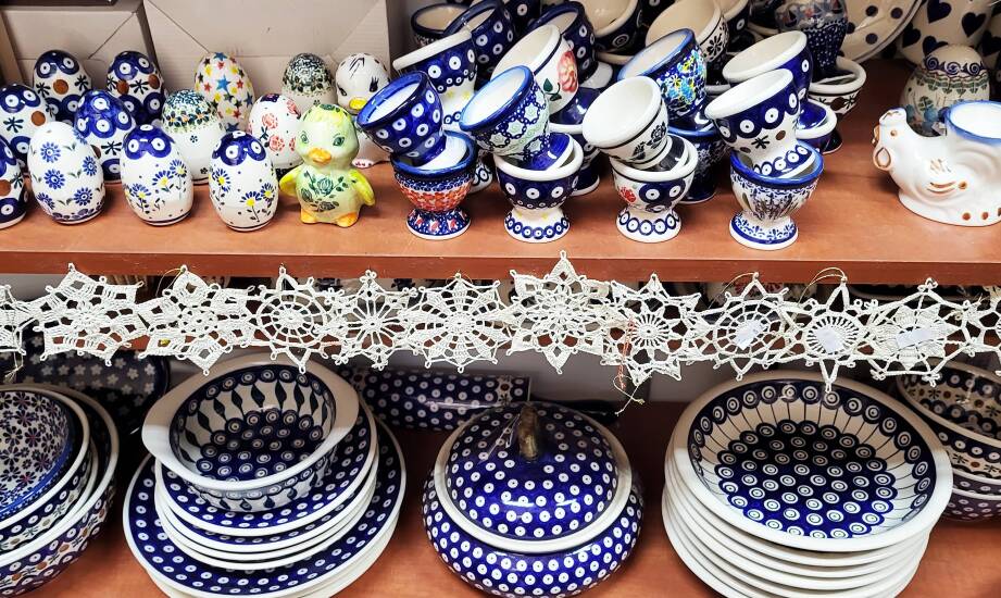 Sklep firmowy, outlet i muzealna ekspozycja — jak czytać stacjonarną ofertę ceramiki bolesławieckiej