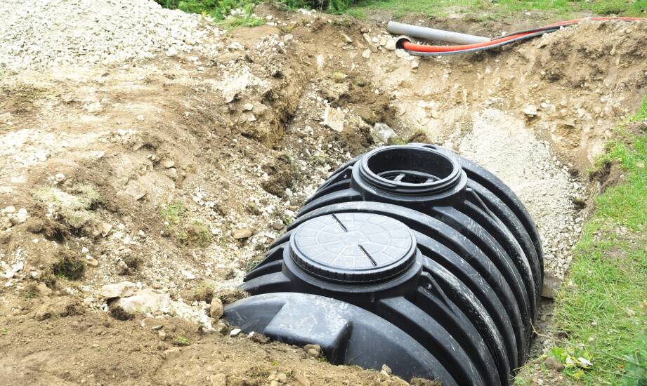 Betonowy czy lekki zbiornik na działce bez kanalizacji — co zmienia masa i szczelność
