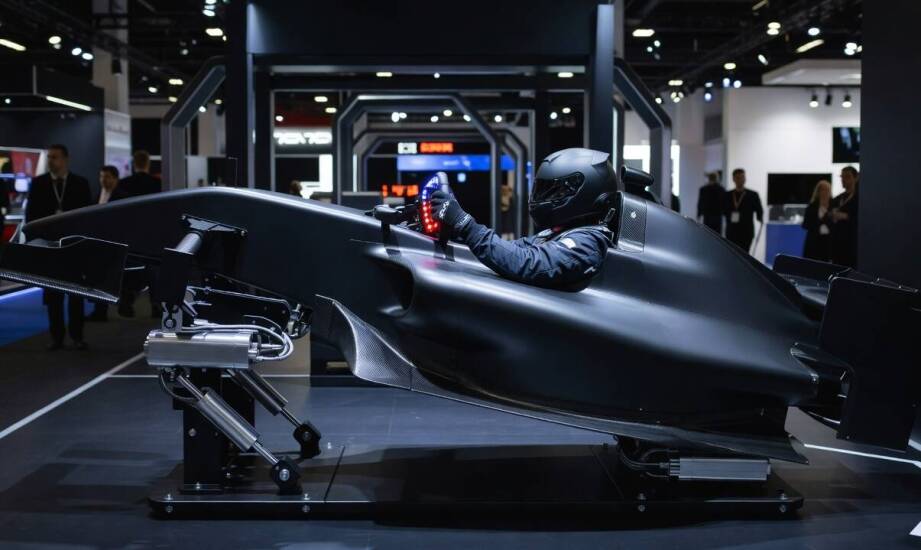 Jak ruchoma platforma w symulatorze bolidu F1 oddaje hamowanie, skręt i przyspieszenie