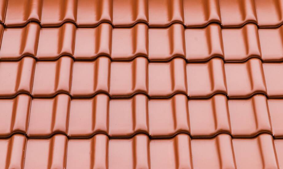 Jak czytać realizacje z dachówki ceramicznej, by ocenić dopasowanie do bryły domu i dachu