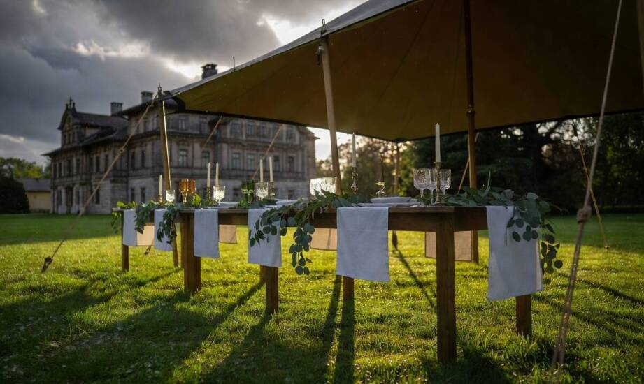 Jak zaplanować wesele na świeżym powietrzu w okolicach Krzeszowic przy zmiennej pogodzie