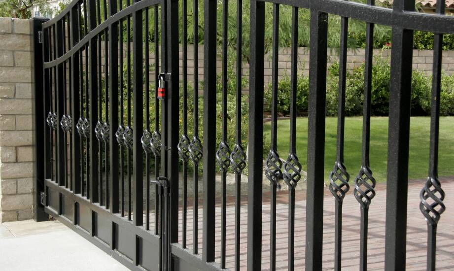 Od pomiaru do montażu — jak powstaje brama skrzydłowa i furtka dopasowana do posesji