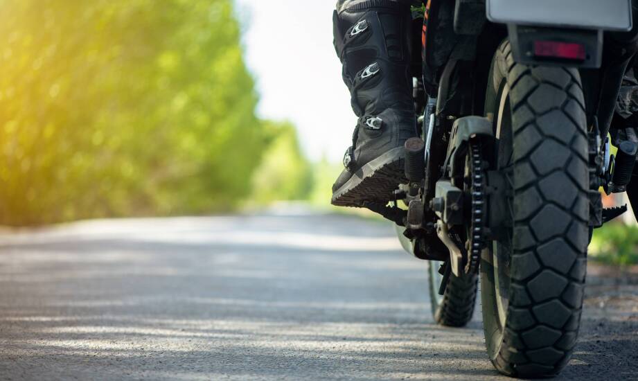 Jak crash pady w Hondzie CBF 600 przejmują uderzenie i chronią newralgiczne punkty motocykla