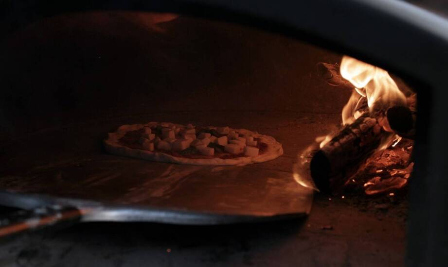 Dlaczego warto się zdecydować na hybrydowe piecyki do pizzy?