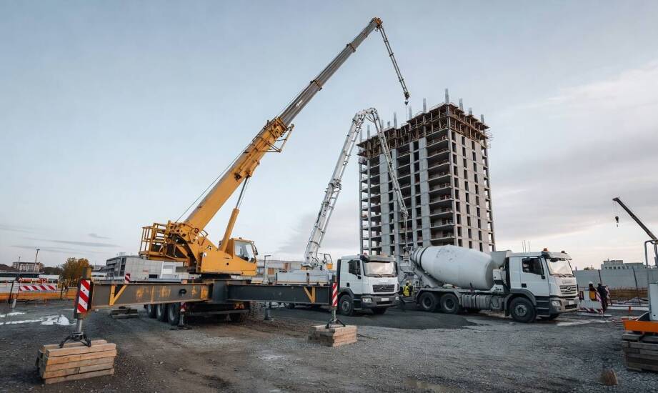 Jak dźwig samochodowy i pompa mieszanki betonowej wspólnie obsługują betonowanie na budowie