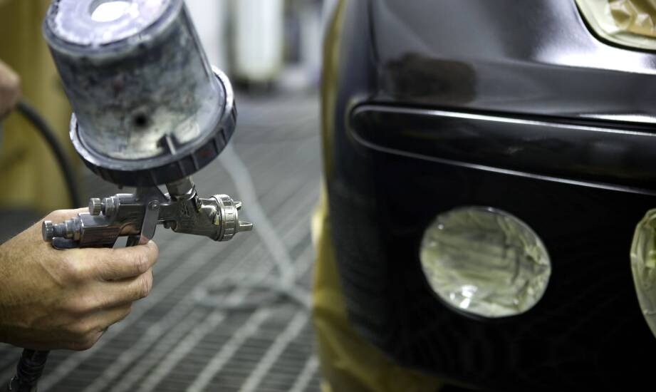 Dlaczego świeżo lakierowane auto nie zawsze nadaje się od razu do montażu szyby