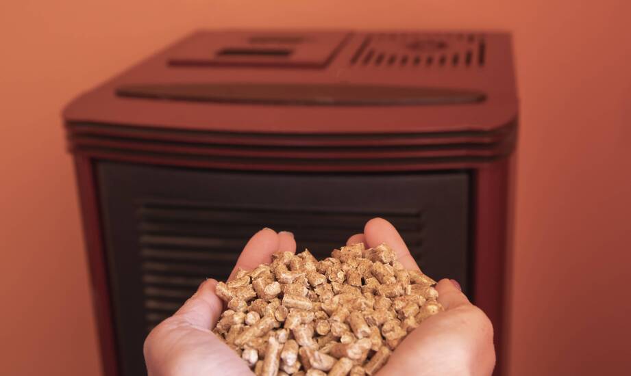 Jak przebiega montaż pieca na pellet w modernizowanym domu oraz wpięcie w instalację grzewczą