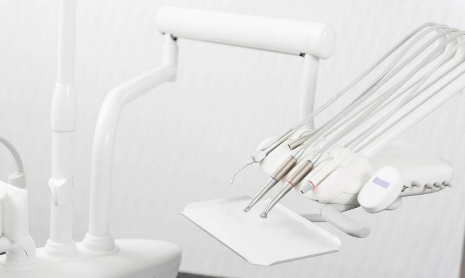 Pierwsza wizyta u dentysty — jak przebiega konsultacja i czego pacjent może się spodziewać