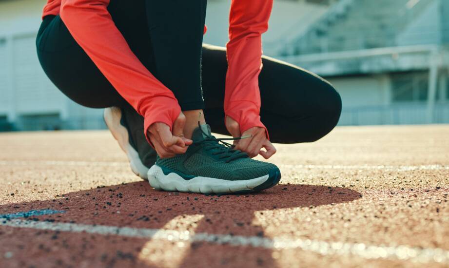 Jak dopasować buty sportowe dla kobiet do treningu, nawierzchni i budowy stopy