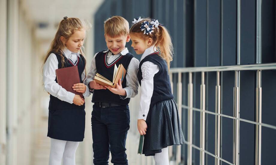 Czesne w niepublicznej podstawówce — co obejmuje miesięczna opłata, a co rozlicza się osobno