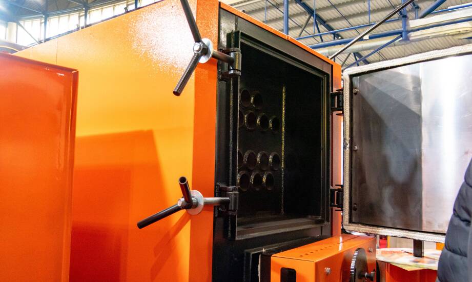 Mechanizm działania wodnych i parowych kotłów na biomasę oraz ich rola w obiektach przemysłowych