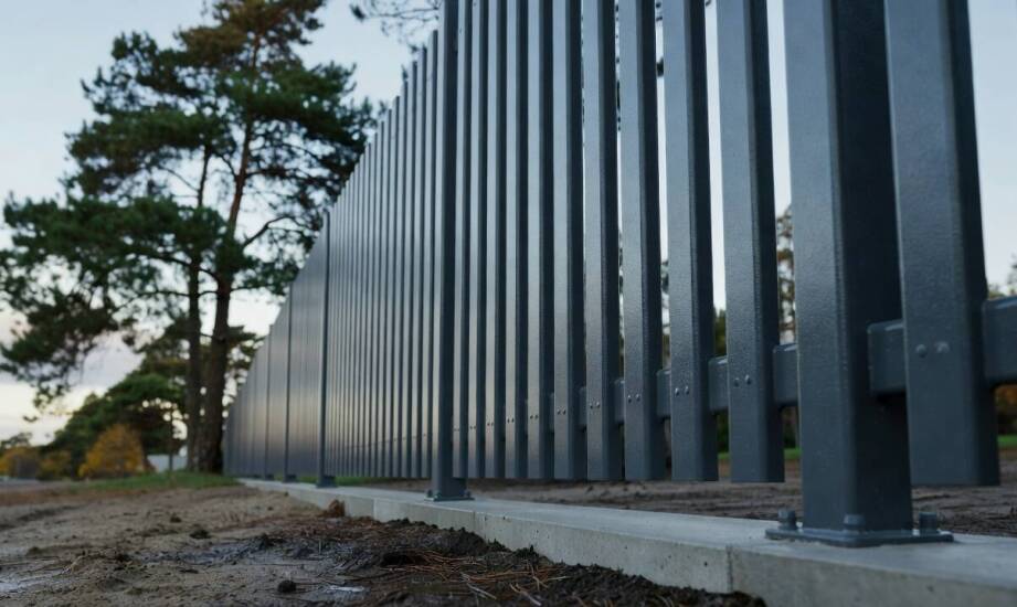 Jak wilgoć, wiatr i montaż decydują o żywotności stalowej i aluminiowej palisady