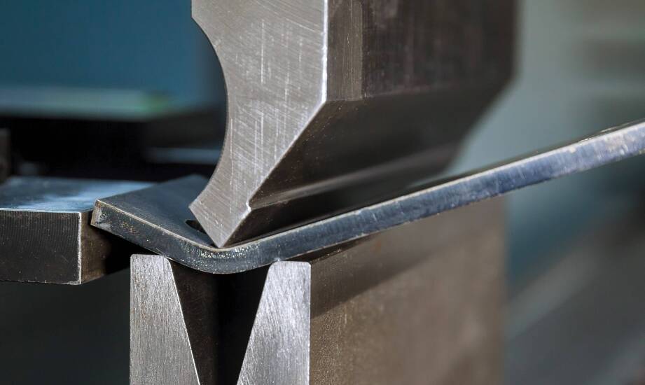 Jak cięcie i gięcie zmieniają zachowanie blach aluminiowych w produkcji seryjnej