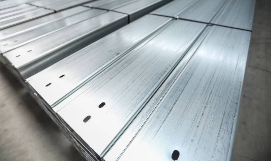 Jak obróbka blachy ocynkowanej zmienia surowy materiał w półwyrób dla produkcji seryjnej