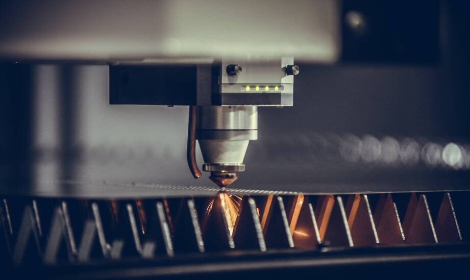 Jak właściwości stopów aluminium wpływają na cięcie laserowe i dalsze formowanie w produkcji seryjnej