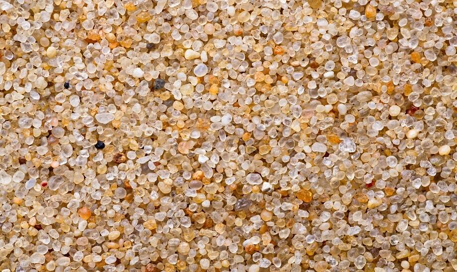 Jakie cechy piasku kwarcowego decydują o jego zastosowaniu w piaskowaniu i polimerobetonie
