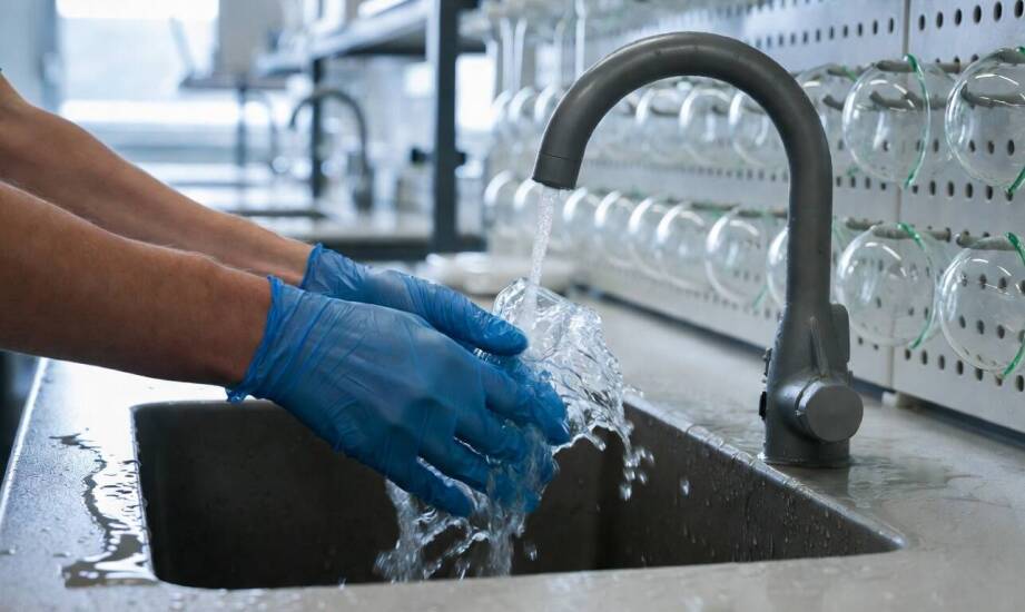 Jak materiały i konstrukcja wpływają na trwałość oraz ergonomię strefy mycia w laboratoriach chemicznych i badawczych