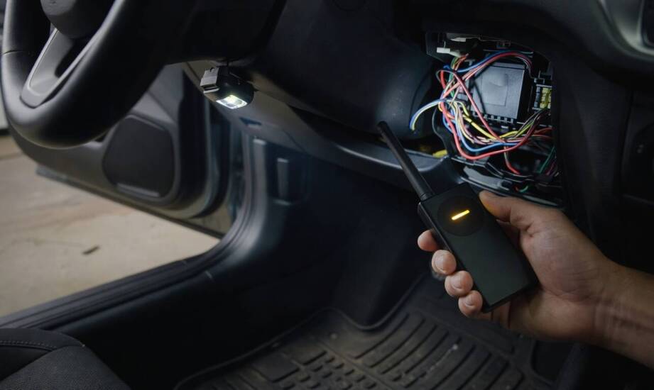 Jak rozpoznać aktywny lokalizator GPS w aucie i kiedy detektor ma sens