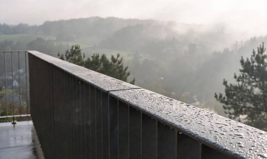 Jakie materiały balustrad sprawdzają się w wilgotnym i mroźnym klimacie Podkarpacia