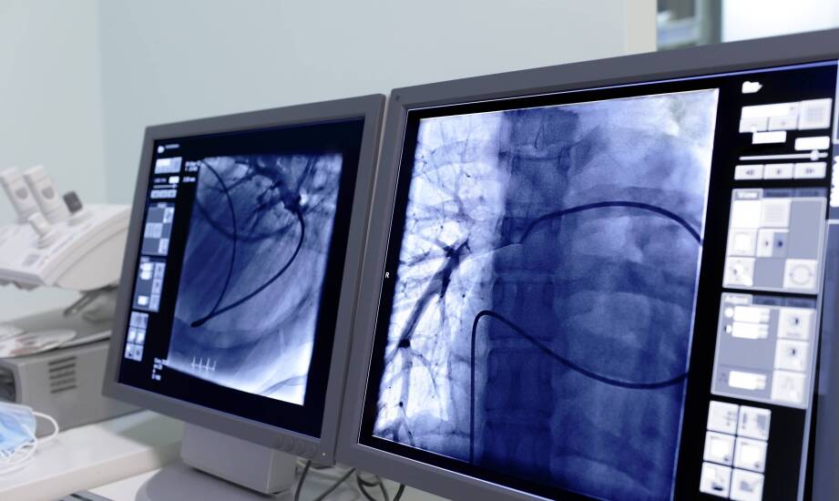Podział obowiązków między placówką medyczną a zewnętrznym diagnostą w codziennym procesie oceny obrazów