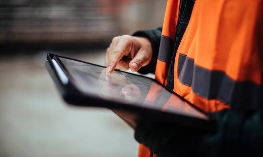 Cyfrowy obieg zgłoszeń BHP w produkcji — od incydentu do decyzji