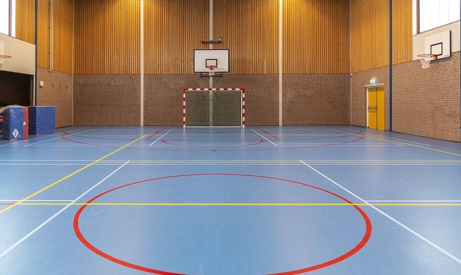 Co w halach sportowych decyduje o pracy nawierzchni poliuretanowej pod obciążeniem