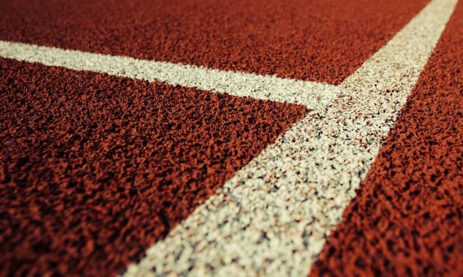 Jakie materiały tworzą bieżnię lekkoatletyczną i co decyduje o jakości jej warstw